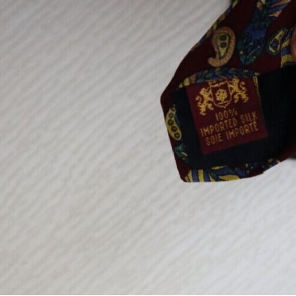 METROPOLITAN MUSEUM OF ART - MEN'S RED PAISLEY FEATHER PRINT 100% SILK TIE - Picture 7 of 8